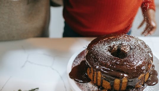 BOLO DE CENOURA COM COBERTURA DE CHOCOLATE